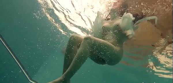  Underwater hot babe Petra swims naked